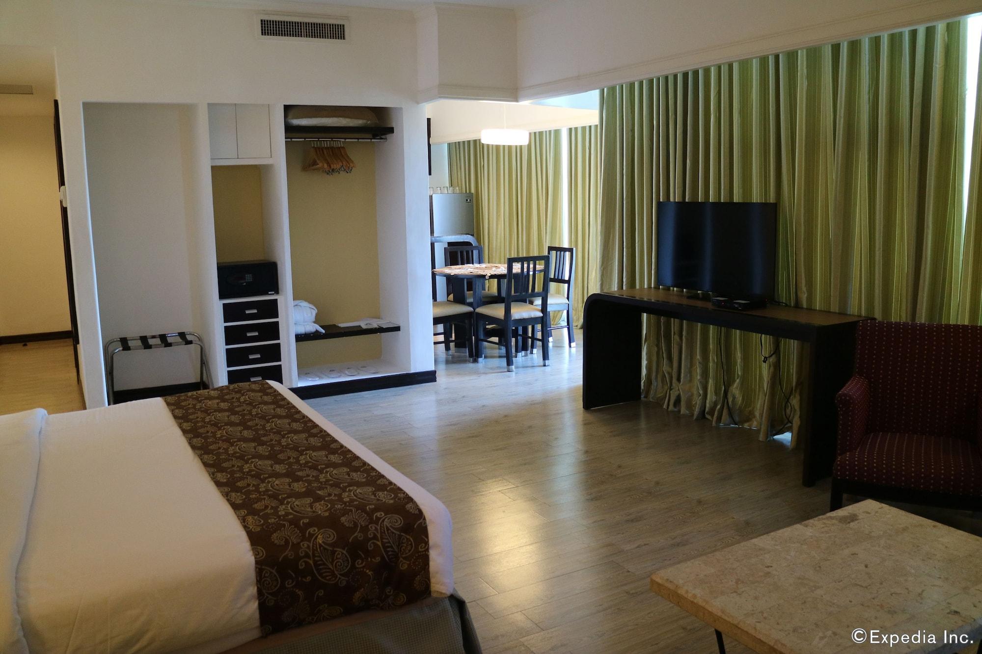 Days Hotel By Wyndham Iloilo Bagian luar foto
