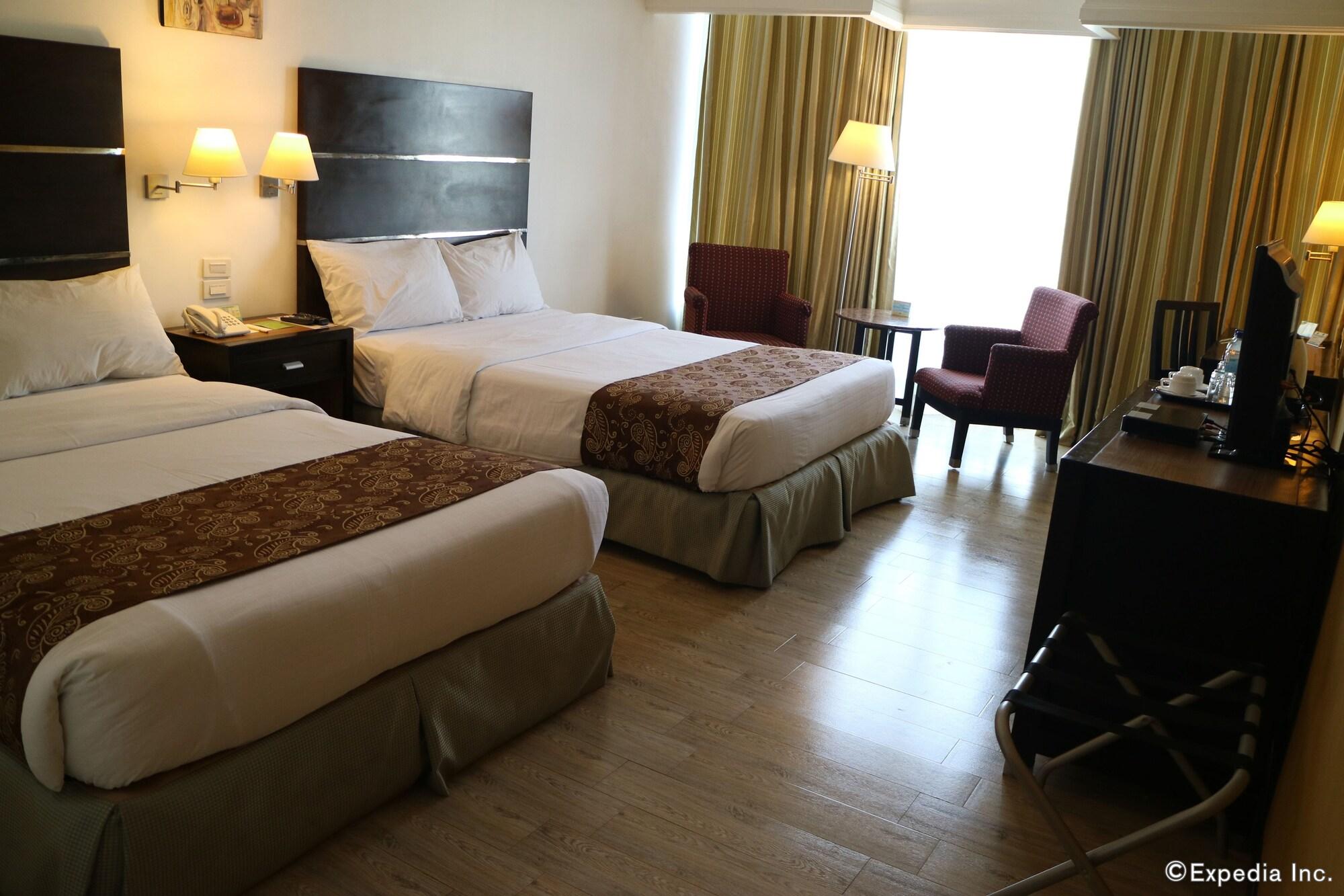 Days Hotel By Wyndham Iloilo Bagian luar foto