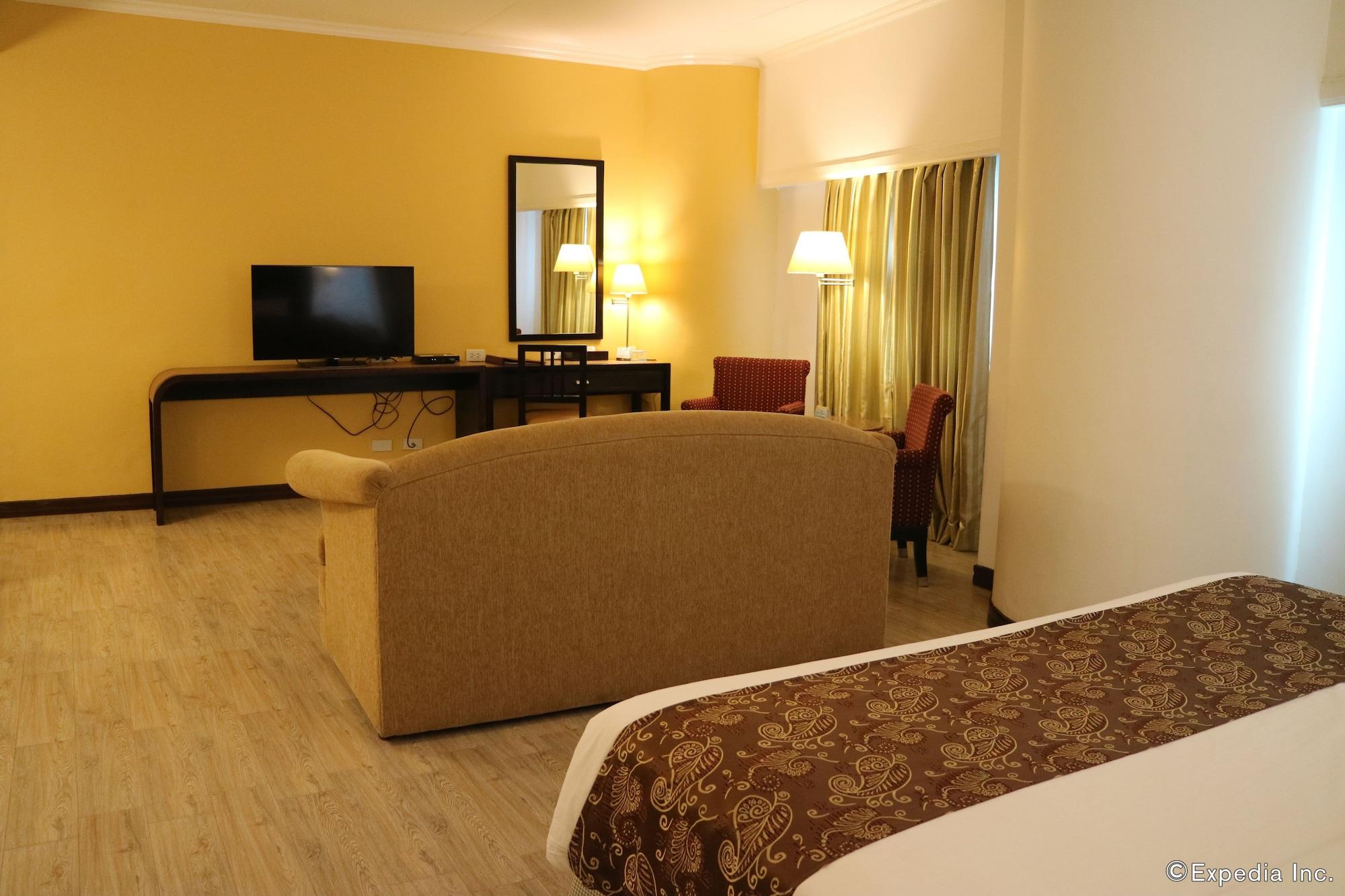 Days Hotel By Wyndham Iloilo Bagian luar foto