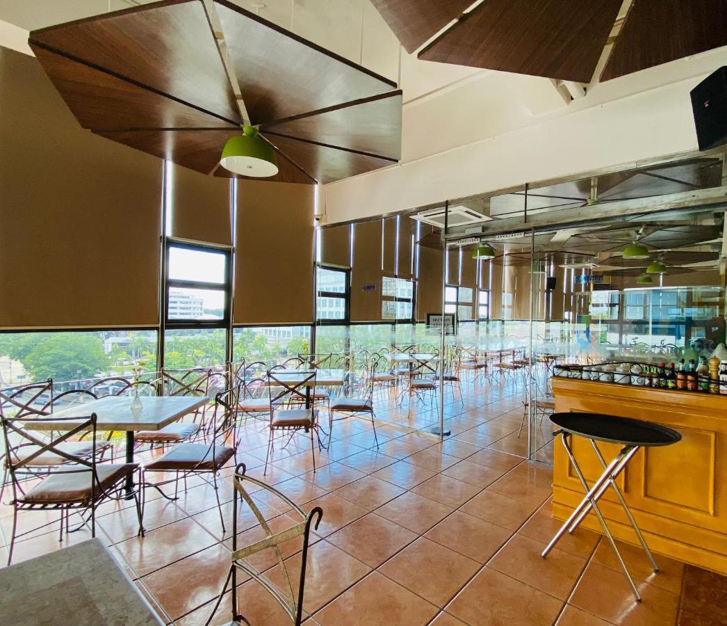Days Hotel By Wyndham Iloilo Bagian luar foto